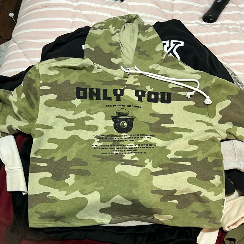 Camo cropped hoodie